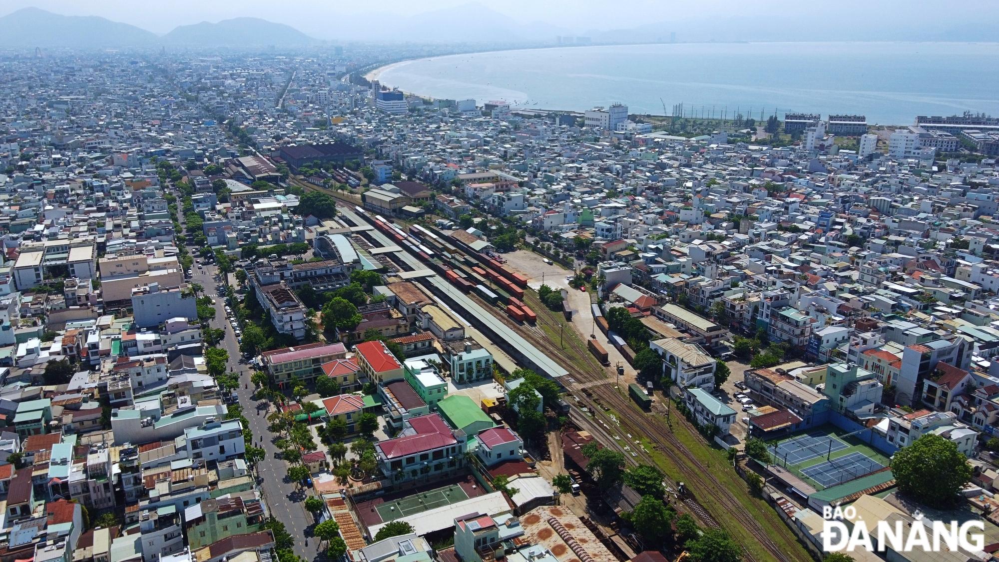 Toan canh giao thong tren duong Hoang Thi Loan vao gio cao diem Da Nang